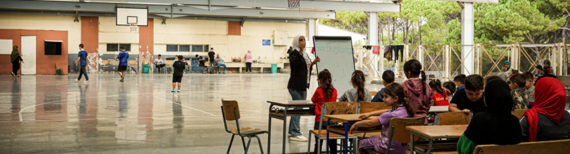 Man sieht Bilder einer Sammelunterkunft im Libanon der Hilfsorganisation Medair.